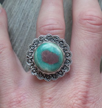 Zilveren ring ronde Robijn in Fuchsiet in bewerkte setting 17 mm